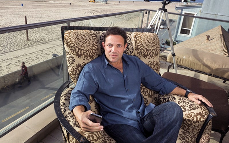 Jordan Belfort says, “Buy bitcoins to earn profits”