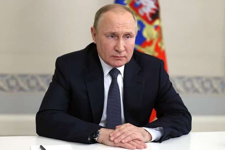 Putin Warns of US Dollar Decline, Eyes Bitcoin Rise