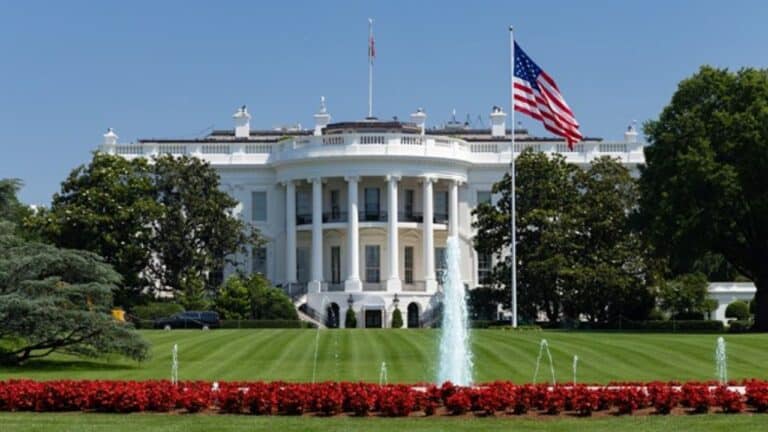 White House Steps in as Stablecoin Talks Narrow on Yield & Enforcement