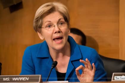 Coinbase-Backed Group Blasts Warren’s CLARITY Act ‘Sanctions’ Attack