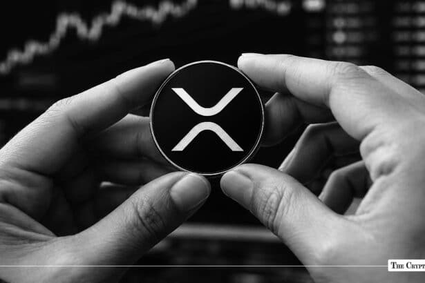 XRP Price Slips Below $1 as Social Negativity Hits Three-Month Extreme
