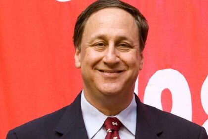 AMC CEO Adam Aron Demands Robinhood Stop Trading its Stock Tokens