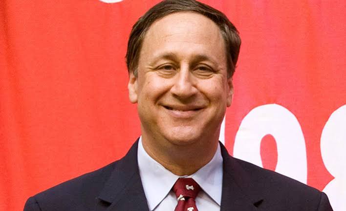 AMC CEO Adam Aron Demands Robinhood Stop Trading its Stock Tokens