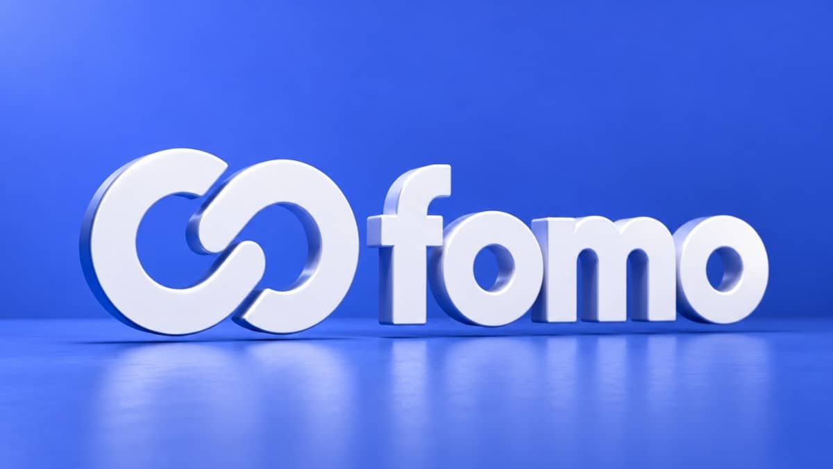 Fomo logo with white overlapping ring symbol on vivid blue background