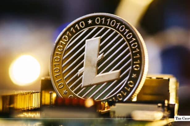 Litecoin Rises 5.5% While Bitcoin Falls, Trading Volume Nears $948M