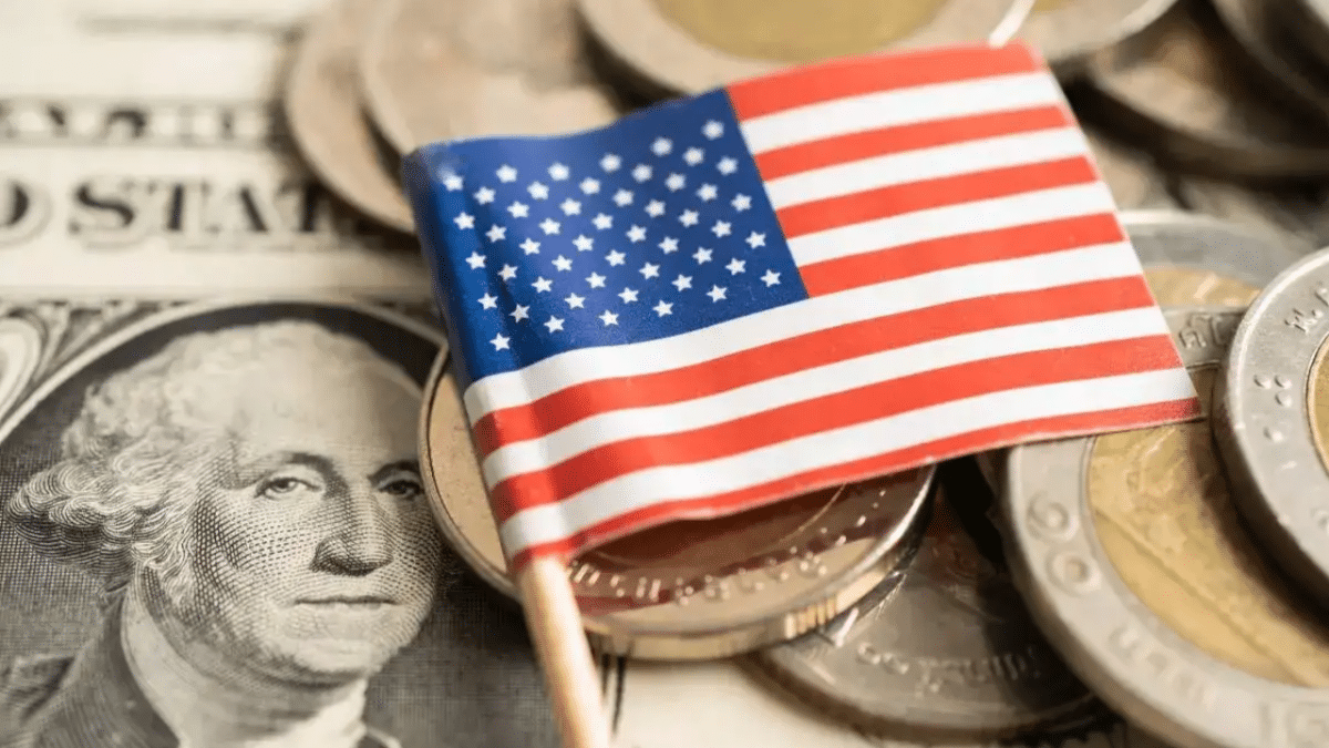 Trump Weighs Global Dollar Stablecoin Push to Defend Reserve Status & Lift Treasury Demand